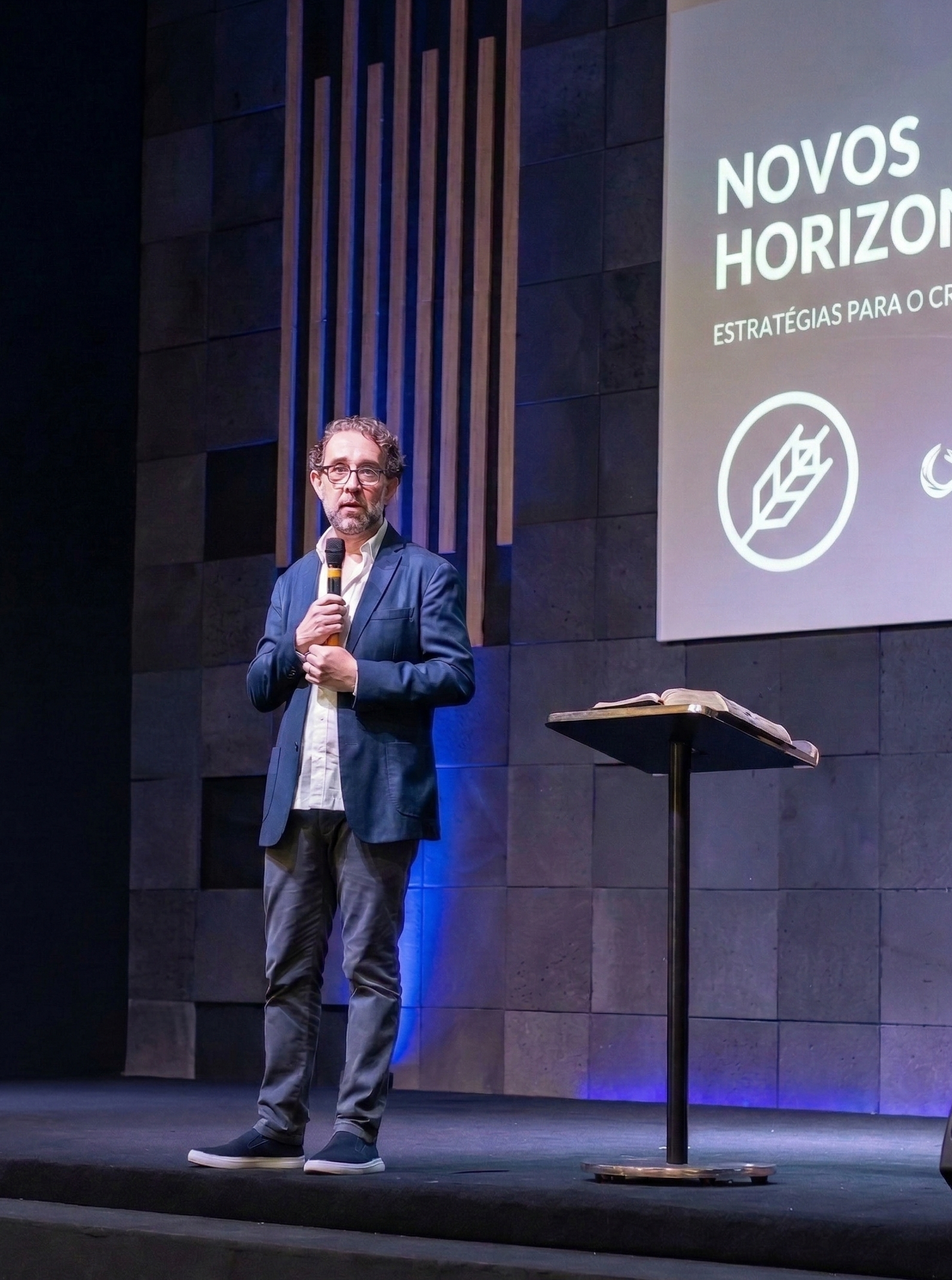 Robson Valentin palestrando na conferência Novos Horizontes